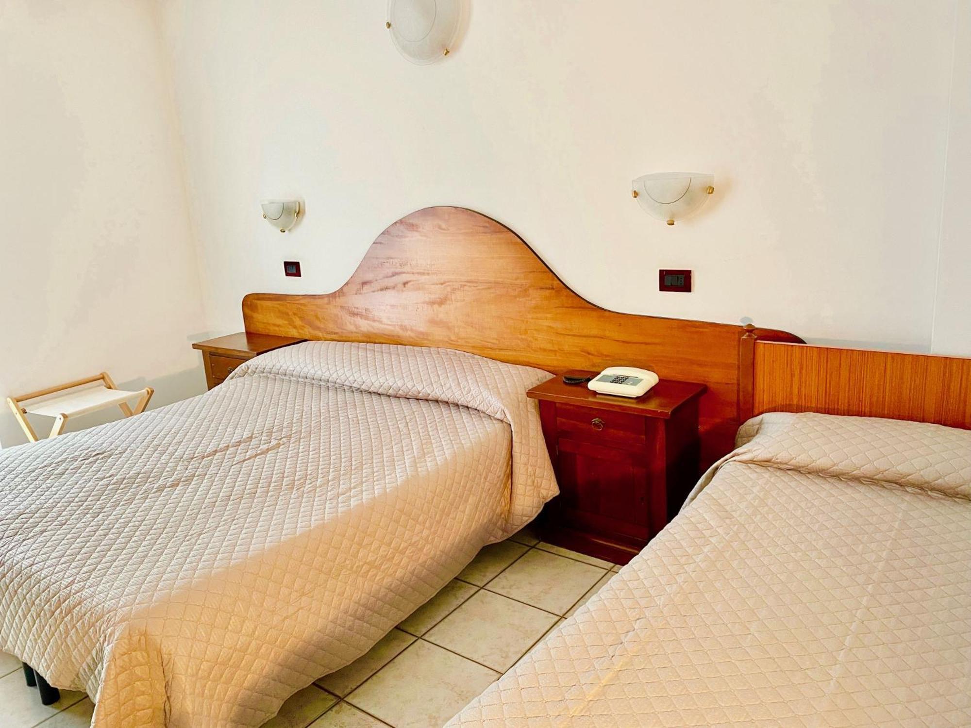 Hotel Edelweiss San Zeno di Montagna Exteriör bild