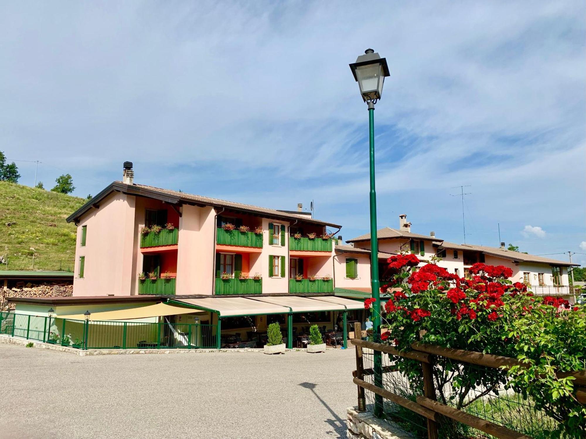 Hotel Edelweiss San Zeno di Montagna Exteriör bild